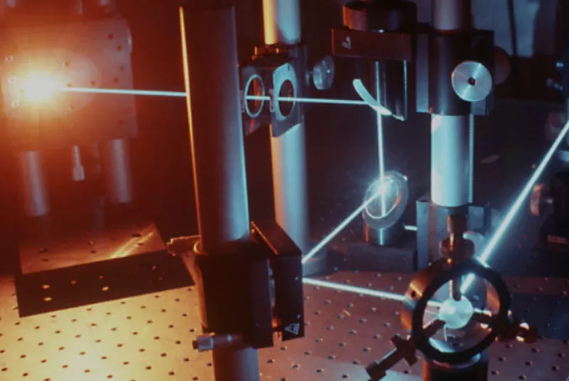 레이저 및 레이저 공정